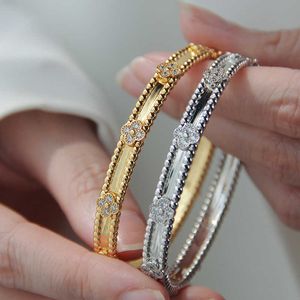 Bijoux de créateur Bracelet de luxe Vanca Kaleidoscope 18K Gold Van Clover Bracelet avec cristaux étincelants et diamants Cadeau parfait pour les femmes K0bs