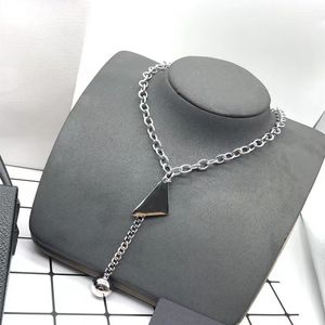 Joyas de diseñador Collar colgante para hombre Moda Negro Blanco Triángulo Diseño Encanto de acero inoxidable Pareja Día de San Valentín Collares pendientes de plata para mujer Joyería