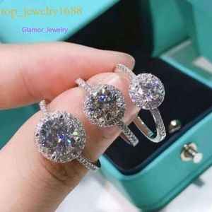 Bijoux de créateur Moissanite Diamond Femmes Sterling Sier 1 Carat Couple d'anneaux Proposer la bague de fiançailles de mariage A2