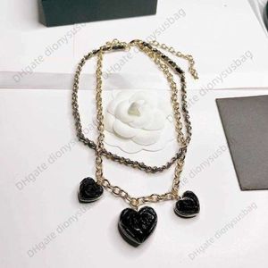 Collier de bijoux de créateurs 22 carats Automne et hiver Motif de diamant Noir Coeur de pêche Collier en peau de mouton Double parfum Collier Charm Pendentif Fille