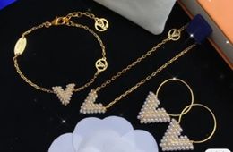 Boucles d'oreilles bracelets de collier de bijoux de créateurs ensembles pour femmes collier de pearl V Letter Collier Classic Gold European Jewelry American à la mode