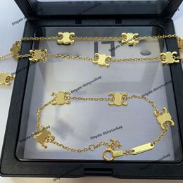 Collier de bijoux de créateur bracelet en or tridimensionnel à neuf fleurs pour femmes, bracelet avec sens avancé, collier multi-pendentif, chaîne légère, design de luxe