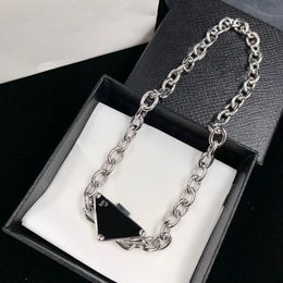 Designer sieraden ketting Europese Amerikaanse Street Fashion omgekeerde driehoek brief Chokers ketting mannen vrouwen koude hiphop zilveren ketting explosie hoge kwaliteit