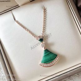 designer bijoux collier Bijoux Divas Dream Colliers Designers Fan Forme Collier Diamants Blanc Rose Vert Calcédoine Petite Jupe Femme Élégante