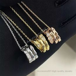 collar de joyería de diseño Collar de diseñador de lujo Marca Collar colgante de moda Hueso de serpiente Collar de diamantes lleno Joyería de diseño de acero de titanio de alta calidad