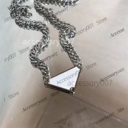 Collier de bijoux de créateur triangle chaînes classiques punk émail titane matériel bijoux non allergiques pour les femmes cadeau pour la Saint Valentin