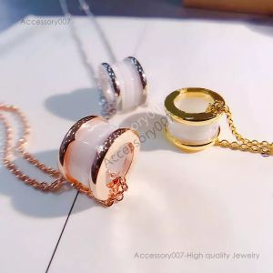 designer Jewelry NecklaceCollier classique européen et américain pour femmes, pendentif en céramique avec diamant, cadeau de vacances pour filles, boîte en acier inoxydable 316L
