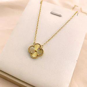 Bijoux de créateur Nouveau collier de trèfle Pendant Pearl Mother Mother en acier inoxydable plaqué 18k Fille Saint Valentin Journée de la fête des mères bijoux de fiançailles