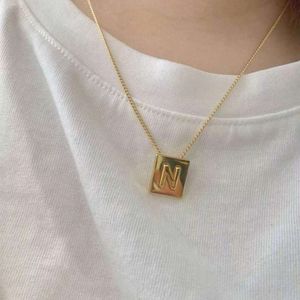 Collier pendentif de bijoux de créateur Lisa le même collier de 26 lettres populaire pour les femmes Temperament d'été polyvalent meilleur ami Gift Candarbone Chain Style