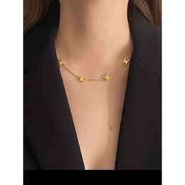Colliers pendentifs de bijoux de créateurs Nouveaux arc de collier avec luxe léger et petit design haut de gamme et chaîne de cols multi-pendentifs