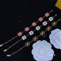 Joyas de diseñador Pulsera rosa para mujer Cadenas de oro de lujo Enlace Pulseras de amor Adornos para banquetes de boda Collares