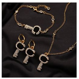 Conjunto de joyas de diseñador Collares chapados en oro de 18 quilates Pulseras Pendientes Anillos Conjunto de diamantes de imitación de cristal con caja para regalo Fiesta Fecha Show Viajes