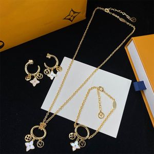 Conjunto de joyas de diseñador para mujer, collar chapado en oro de 18 quilates, pulsera, pendientes, letra ahuecada, colgante, cadena de oro, tocado de fiesta