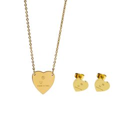 Sets de joyería de diseñador para mujeres Pendientes de collar colgantes nunca se desvanecen el acero de titanio chapado en oro de 18k con letras de moda para la fiesta de regalo