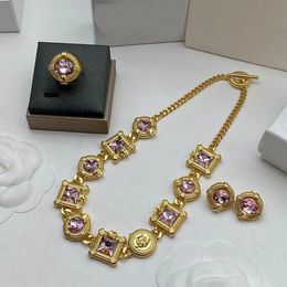 Conjuntos de joyería de diseñador Diamante rosa para mujer Pendientes Anillos de diamantes de imitación Collar Chicas femeninas Diseño Alfabeto para regalo de fiesta