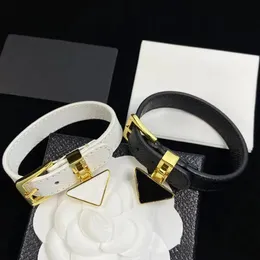 Bijoux de créateurs Argent Bracelets en cuir noir Hommes Bracelet à breloques pour femmes Large dragonne Motif marron Logo en or Timbre imprimé Cadeau de mode
