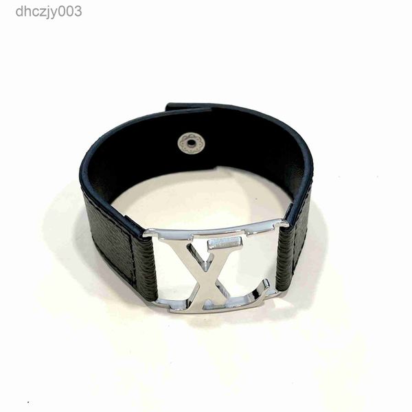 Joyería de diseño Pulseras de cuero negro plateado Hombres Pulsera con dijes para mujer Correa de mano ancha Patrón de flores marrones Sello dorado Impreso Regalo de moda AI2J