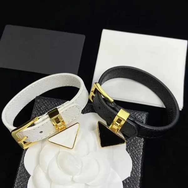 Bijoux de créateurs Argent Bracelets en cuir noir Hommes Bracelet à breloques pour femmes Large dragonne Motif marron Logo en or Timbre imprimé Cadeau de mode