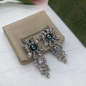 Bijoux de créateurs Boucles d'oreilles en argent, double fleur de cristal Alphabet et charme émeraude, clips d'oreille pour femmes, aucun piercing ne peut être porté, mariages, fêtes, banquets, cadeaux