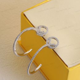 Designer sieraden Zilveren oorbellen, ingelegde zirkoon Alfabet halve hoepel Oorknopjes, bruiloften, banketten, feesten