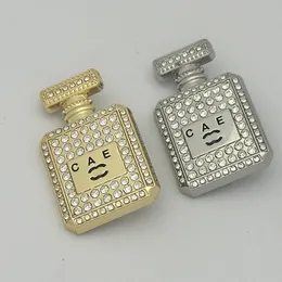 Designer sieradenzegelbroche voor vrouwen waterfles 18k goud vergulde pinnen correct letters logo dubbele letter kristal luxe symmetrie paren strass pin