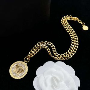 Bijoux de créateurs Collier Vercaces Versages Bijoux 2024ss Nouveau collier Medusa Headstyle avec bracelet en laiton gaufré et clous d'oreille