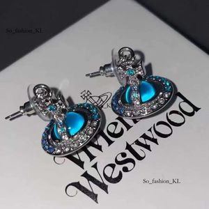 Boucles d'oreilles de la créatrice Viviane Westwood