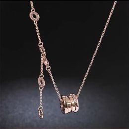 Joyas de diseñador Colgante de oro rosa negro para mujer Paquete de cadena de clavícula para mujer Collar de diseñador de oro man18K Regalo para niña