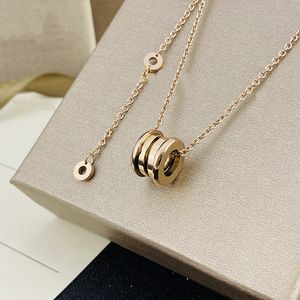 Joyas de diseñador Colgante de oro rosa negro para mujer Paquete de cadena de clavícula para mujer Hombre Collar de diseñador de oro de 18 K Regalo para niña