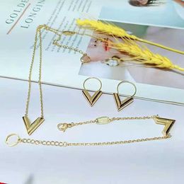 Collier de luxe de luxe pour femmes de concepteur Gold V Pendentif en acier inoxydable Bracelet en acier inoxydable Boucle d'oreille Style de mode avec boîte
