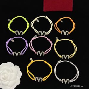 Designer sieraden geweven armband met meerdere kleuren letter ingelegde diamanten hanger Valentijnsdag cadeau voor mannen en vrouwen minimalistisch modieus