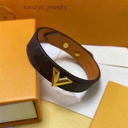 Designer Sieraden 2022 Nieuwe Manchet Armbanden Voor Mannen Vrouwen Merk Klassieke Klaver Designer Armband Europese Vintage Lederen Paar Armbanden Sieraden