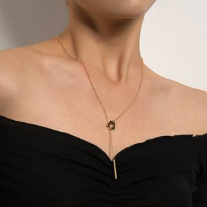 Diseñador de joyas de moda, diseño simple, flor, barra de metal, colgante femenino, temperamento, cadena de dinero corta, cadena de clavícula, colgante, collar de personalidad