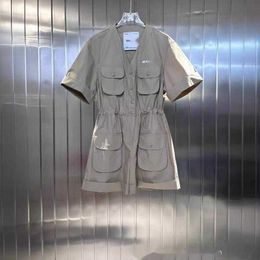 Diseñador Ji24 Mono de ropa de trabajo con cuello en V de la marca de moda de nicho de verano con un sentido de diseño único y elegante 91PL