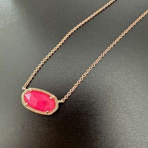 Ontwerper Kendras Scotts Sieraden ELISA -serie Instagram Style Simple en Fresh Pink Rhododendron Pink Azalea Collarbone Chain ketting voor vrouwen