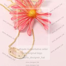 Designer Kendrascott Jewelry Elisa K Temperament elliptical Black Glass Necklace Dames sieraden Fashion Pink Crystal Stone Lock Bone Chain 1985
