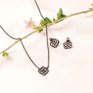 Ontwerper kendrascotts Kendras Scotts Sieraden Dira Minimalistisch Temperament Rose Flower Gunmet Sleutelbeenketting Sieraden Vrouwelijk Pistool Zwarte Ketting Oor