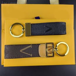 Designer Key Chain Dragonne Brown Leather Keychain Accessories Wallet Metal Men Bag Charms Mode populair lanyard heren sleutelhanger vergulde gouden onderdelen PJ047 C23
