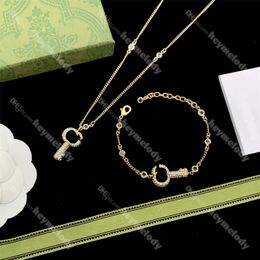 Diseñador Clave Collares de diamantes Pulsera de diamantes de imitación Mujeres Banquete de boda Collar con colgante de oro Conjunto de joyas Regalos de fiesta