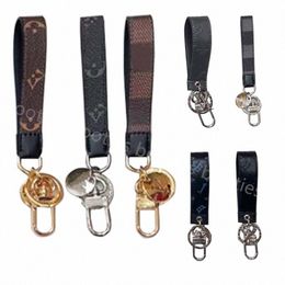 Designer Porte-clés Porte-clés Porte-monnaie Sac Charme Luxe Voiture Cuir Hommes Cuir Marron Dragonne Porte-clés multicolores Hang Titulaire de la carte en alliage de zinc H6VM #