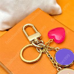 Designer Keychain Luxury Sac charme de coeur en forme de coeur Clé des pendentifs de mode or ornement de voiture de clés en or