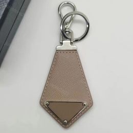 Porte-clés design hommes femmes porte-clés de voiture porte-clés amoureux porte-clés en cuir véritable pendentif triangulaire porte-clés pour accessoires pour hommes sac rouge bleu cordons de charme nu