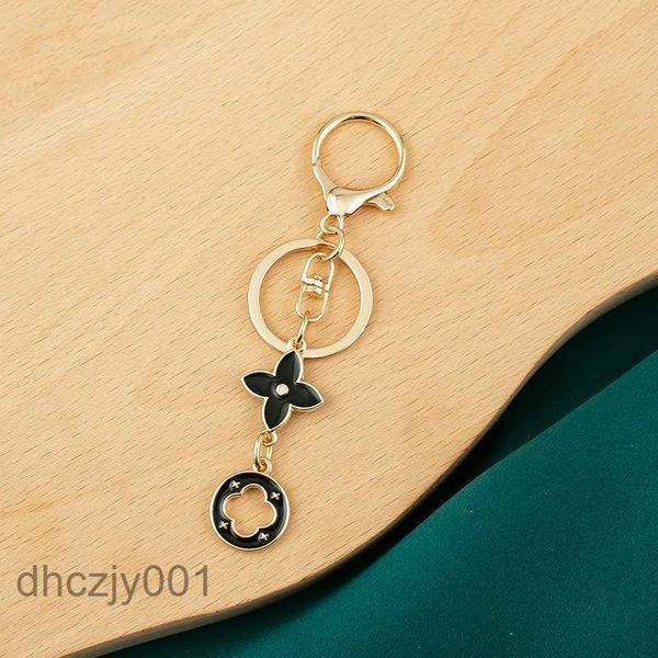 Diseñador llavero Twiggy cadena letras doradas moda bolso para mujer encanto llavero de lujo aleación anillos clásicos Portachiavi C92W