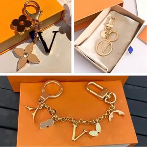 Designer Keychain Women / Men Lettres avec diamants Designers portefeuille portefeuille lapin top llavero clés de la chaîne de clés