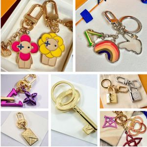 Designer Keychain Women V Letters Designers Keychain Wallet Top Llavero auto Key Chain Men Buckle sieraden Bloemslot Keyring Keychains Lanyards met doos