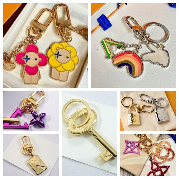 Diseñador Keychain Women V Letters Diseñadores Billetera Top Llavero CARRA CARRA MENOS Hebilla Joya Flor Llavero Keychains Lanyards