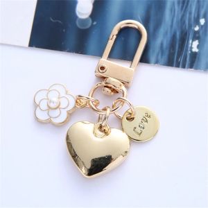 Keychains de créateurs Lonyards Metal Heart Key Chain Fashion Camellia Letters Pendre Pendre pour femmes hommes Girls Bag du casque Accessoire Party Luxury Gift