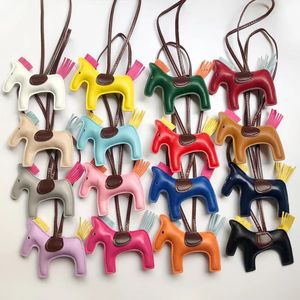 Designer Keychains vrouwen 33 kleuren mode paardenhaard keten pu lederen hoge cartoondecoratie voor portemonnee sleutelhanger schattige sleutelketens groothandel
