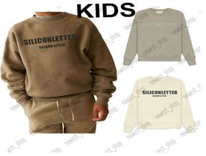 Designer kinder jongens meisjes hoodies oversized losse Amerikaanse sweatshirt met capuchon klassieke siliconen letter CREW HALS TRUI streetwear basebal4800461