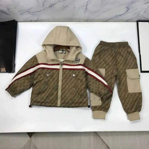 Diseñador para niños Ropa Suelgus de chaqueta con capucha de otoño para niños tamaño 90-150 cm 2pcs terciopelo chaqueta con cremallera y pantalones